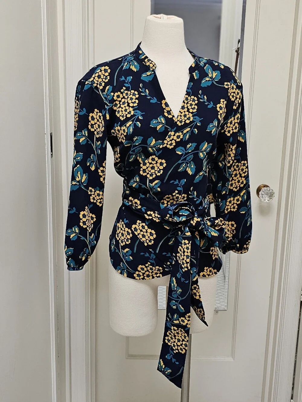 J. Crew Navy & Gold Floral Drape Crepe Wrap‎ Blouse Size Small #K0747